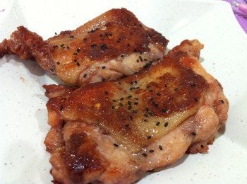 step1: 將蒜頭及薑切成碎末。大碗內將雞腿肉及家樂牌雞粉或鹽巴少許拌勻後，加入其他醃料，用手拌勻，醃約15分鐘《時間越長越入味》。