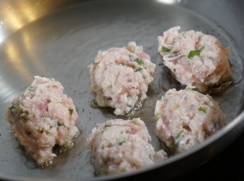 step5: 燒熱油鑊，用匙羹將混合物捏成小餅形，逐一放落。