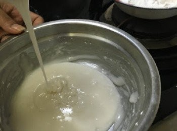 step8: 姐姐用手搓均，我在側協助加椰汁料 木薯粉及沾米粉，有點杰身，加入椰汁就變成稀一點