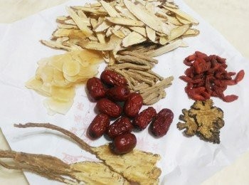 step3: 水滾後，放入汆燙過的豬小排、中藥材、適量的米酒。