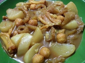 step8: 亦可加蘿蔔及鵝掌(蘿蔔因會出水份,如用蘿蔔可以將600g水改為500g)先將蘿蔔鵝掌先煮15分鍾備用)