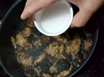 step12: 將<span class="group_4">打芡料</span>生粉1茶匙與食用凍水2湯匙拌勻,加入打芡