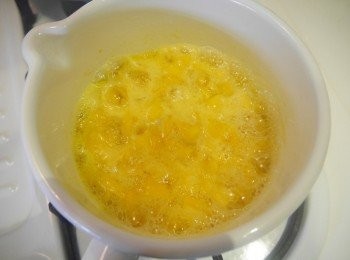 step3: 成濃稠狀，其中需不停攪拌。