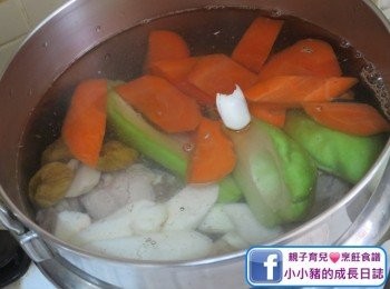 step4: 煲內放約4L水，隨水加入所有材料~
