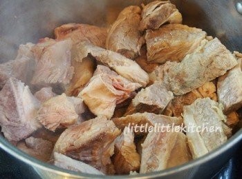 step2: 牛肋條飛水，洗淨，切大件，用油煎至金黃色，盛起