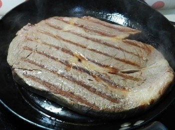 step3: 兩面都先烙痕，將肉汁鎖入牛排中!!