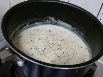 step3: 煎的期間用鑊剷按壓魚片，否則魚肉會彎曲， 影響賣相
(切記唔好心急，唔好經常翻動魚片，同翻的時候要小心，否則好易爛。)