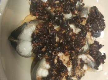 step3: 鱔蒸十分鐘後贊上熟油蔥絲。