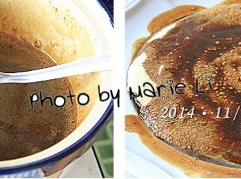 step8: 《手指餅乾》的作法請見：挑戰西點烘焙的基本功《手指餅乾》

在提拉米蘇裡面的手指餅乾
其實是需要浸泡一下《咖啡甜酒》的
而我是以100ml的溫水沖泡兩包即濃咖啡來取代
把做好的手指餅乾在濃縮咖啡液裡泡一下
不要泡太久，餅乾會軟爛無法撈起來唷！！！

※手指餅乾請依據食譜的份量自行增減份量。