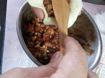 step7: 將义燒和义燒汁料拌勻成餡料.
將一塊皮用手指成兜形,加入適量餡料用餡挑按實餡料