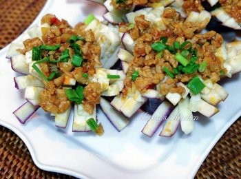 step6: 將炒好的肉末，盛在菊花茄子上便可。