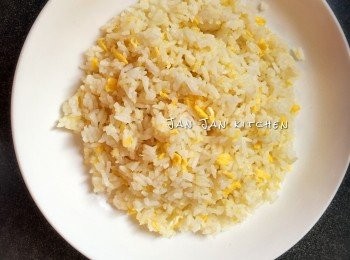 step2: 下油，下蛋汁炒開，加入飯炒勻，排上碟備用。