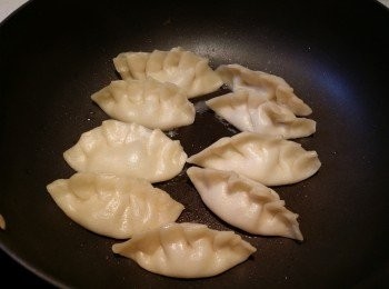 step6: 再煎多2分鐘可令餃子底部較脆口。