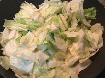 step6: 油熱時下高麗菜大火拌炒，並放入鹽調味，如高麗菜瀝的很乾則可適量的延鍋邊加少許水。