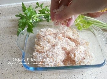 step4: 放上器皿內再灑上少許麵包糠 , 蓋上保鮮紙放入冰箱冷藏20分鐘