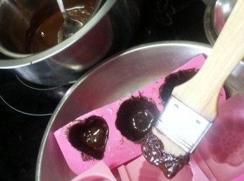 step2: 將以座溶的朱古力掃上以雪硬身的模上(只掃一層薄身即可,但必須要填滿四周)
然後放入冰格雪起碼15分鐘待用(朱古力要留起部份待填月餅底部)