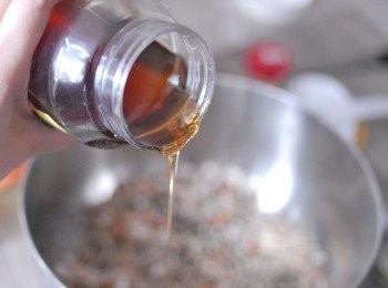 step3: 然後加入橄欖油（或椰子油）及蜂蜜拌勻