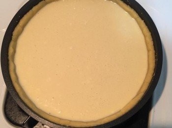 step4: 將起士餡倒進舖好<span class="group_2">餅皮</span>的平底鍋中，蓋上鍋蓋，用超超超級小火慢慢加熱約35-45分鐘