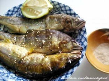 step3: 烤好香酥外皮肉嫩的香魚，食用前撒上白芝麻、擠上檸檬汁，沾上芥末椒鹽最對味了!! 當然，依照個人喜好是否要沾椒鹽。