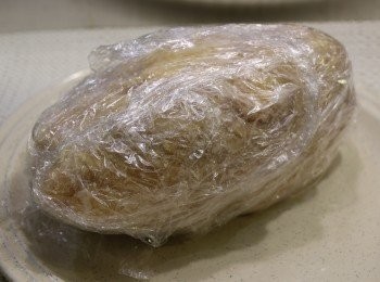 step5: 然後用保鮮紙將雞整只包好，放入冰箱冷藏，醃至少10小時或以上（我醃了差不多26個小時，做出來的雞咸香入骨）。