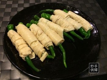 step2: 生豆皮攤開後切一半,把糯米椒捲起來