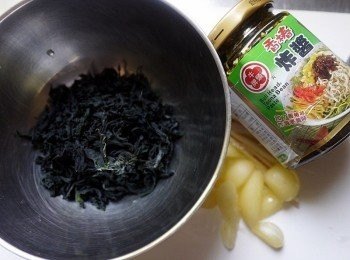 step1: 備好材料，蒜頭切末、薑切絲