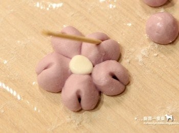 step5: ④ 如圖所示，以牙籤從每朵花瓣的外圍往內壓出櫻花形。