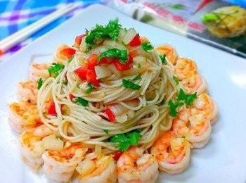 step5: 捲一撮麵~蝦仁擺旁邊~不輸給餐館吼~^^