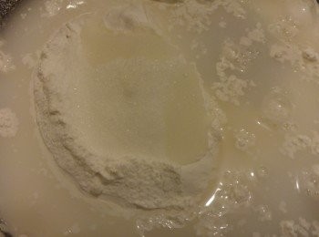 step2: 不論你選六粒或十二粒做法沒有分別,將糯米粉.水,糖攪勻後過慮兩次,耐熱容器需搽油後將粉漿倒入,如六粒按600W微波爐3分鐘,十二粒按5分鐘。