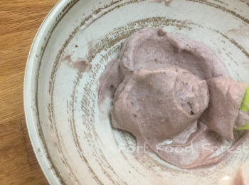 step8: 隨即加入1/4 玫瑰蛋白入碗裏, 用刮刀用由碗底至面打圈動作將玫瑰蛋白和紅豆蓉攪均.