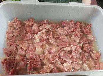 step11: 把適量的豬手湯倒入部驟7已放豬肉粒的盒中，高度僅蓋過豬肉便足夠(其餘的湯待用)