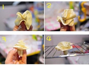 step11: 剩餘的餃皮玩花樣:水餃花 1.取一張水餃皮，上層塗抹些橄欖油，然後抓住中間任意讓邊緣有縐褶 2.再取一張水餃皮(相同抹些橄欖油)包住第一張餃皮，抓緊中間讓邊緣也自然成皺摺 3.中間餃皮部份就有突出來的支柱 4.剛好卡在烤網中間，就可以烤囉!