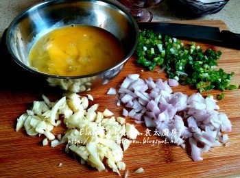 step1: 雞蛋打成蛋液 , 蒜頭去衣切粒 , 乾蔥頭去衣切粒 , 蔥切粒