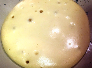 step6: 落粉糊入鑊，輕輕倒至圓形。將粉糊煎至有泡泡。
（有泡之前唔好反，否則好易痴底。）