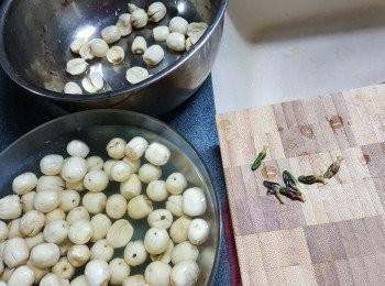 step1: 將100g乾蓮子浸軟身，搣開兩邊，搣出苦芯待用