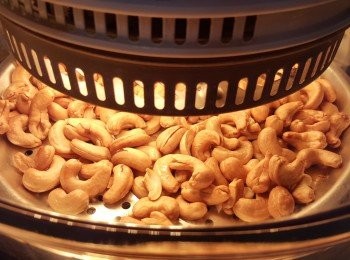 step3: 倒掉水瀝乾、光波爐180度高架預熱10分鐘，分兩次將腰果倒入焗盆中，焗20分鐘即可（每隔5分鐘將腰果返一下）