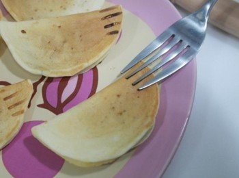 step9: 用叉子背面壓出小魚尾巴~~叉子的尖端壓出一小點眼睛^^