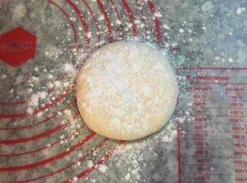 step8: 工作檯上撒些麵粉,麵糰上也是,用手略壓扁後,用桿麵棍桿成小圓型。
