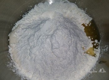 step1: 把所有材料放入廚師機M5攪拌缸中, 用②慢速打5分鐘至成團, 用③打5分鐘至光滑不黏手的麵糰。
