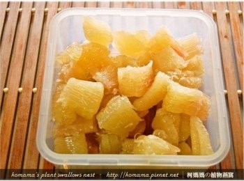 step2: 將剝皮後的柚子肉，手撕成塊狀後，放置於一旁備用。