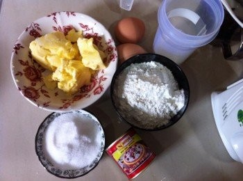 step1: 預備材料和一個5吋烘培模型。