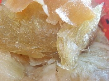 step4: 盛起豬骨，將牙揀魚翅加入雞湯中再煲1小時後，再加入急凍金勾翅煲半小時。