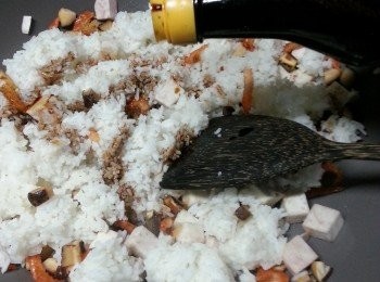 step7: 加入白飯,落適量生抽炒勻(白飯用隔夜飯更佳)