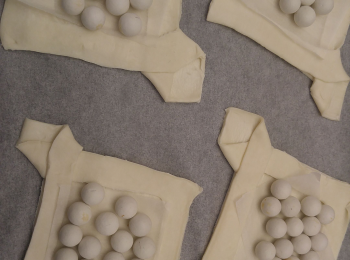 step3: 細正方形鋪上牛油紙,之後再加上烘焙石珠或細撻模放面,兩樣都沒有就加上豆類。