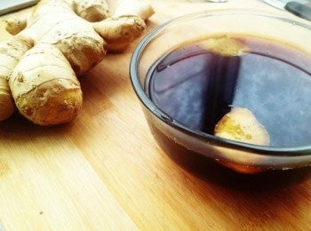 step4: 盛一些喝，剩下的過濾掉薑片，裝入玻璃瓶，冷卻後冷藏保存即可。