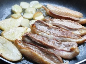 step3: 另外用奶油塊加熱後，放入蒜片、杏鮑菇片、鴨胸肉片於鍋中慢慢香煎