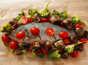 step2: 將魚、蛤蜊、小蕃茄、青花菜平鋪在烘焙紙上。