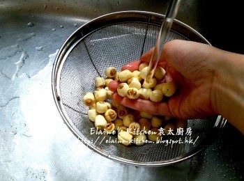 step8: 期間將蓮子加水浸過面靜待30分鐘 , 再用水沖一沖洗及瀝乾