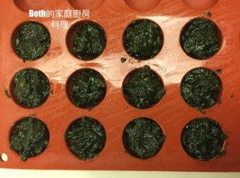 step3: 將2舀入圓形模型中，分成12份，這裡是用矽膠烤模，也可以用製冰盒；冰在冷凍庫約15-20分鐘