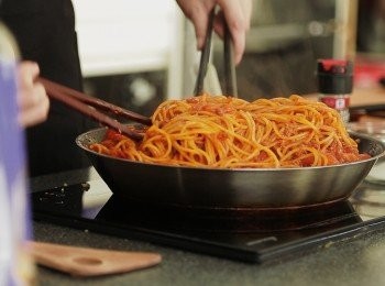 step4: 醬汁試好味後, 將剛剛煮熟的意大利粉回鑊與醬料炒勻